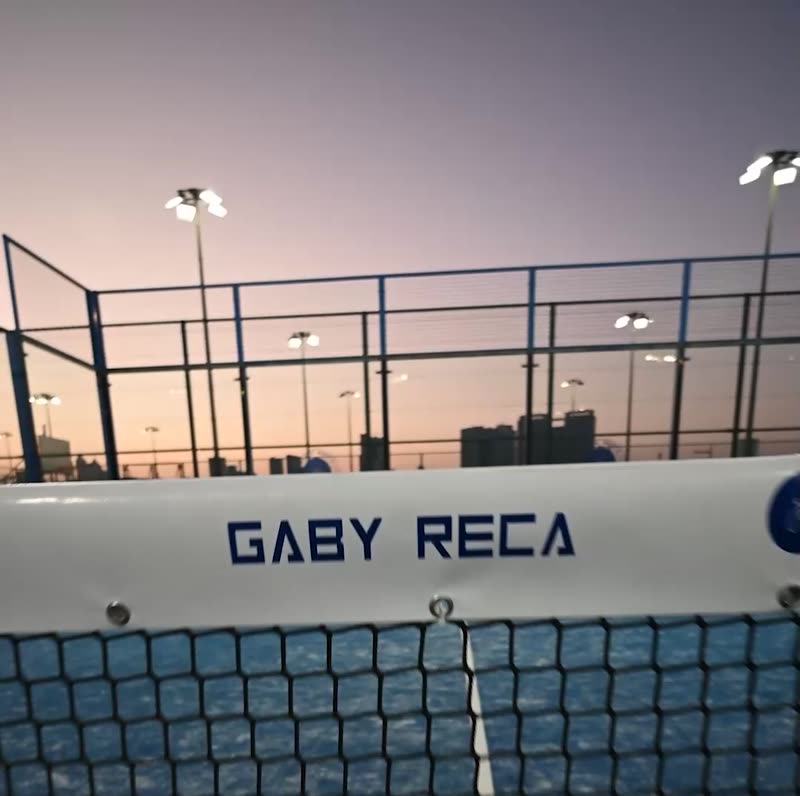 Canchas al aire libre de una academia de pádel en Dubái al atardecer