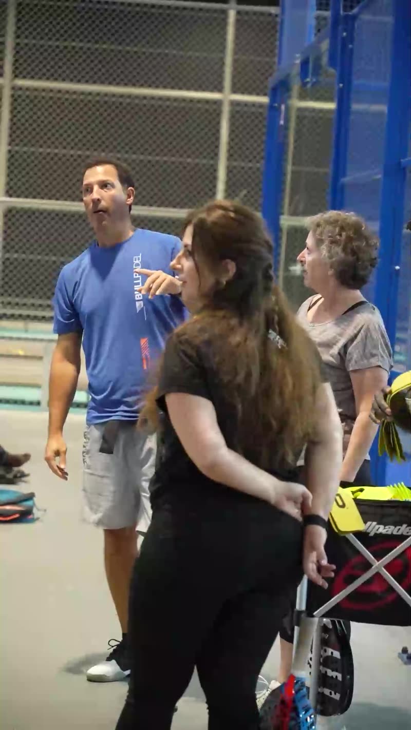 Carlos Ferretti conversando con alumnas en una clase grupal