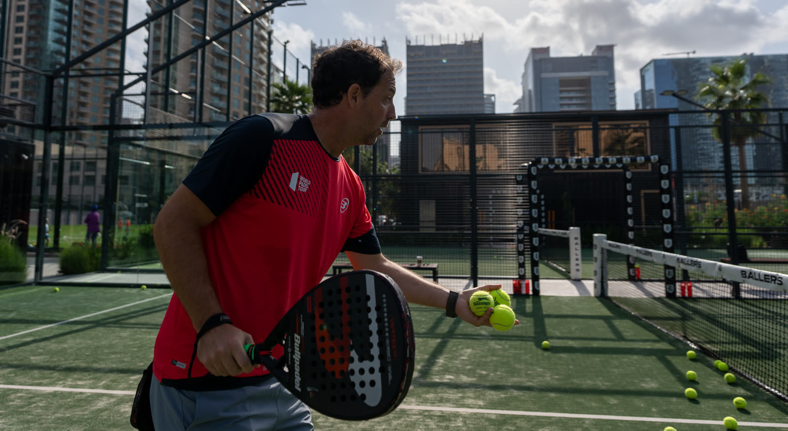 Carlos Ferretti dando clase de pádel en Dubái