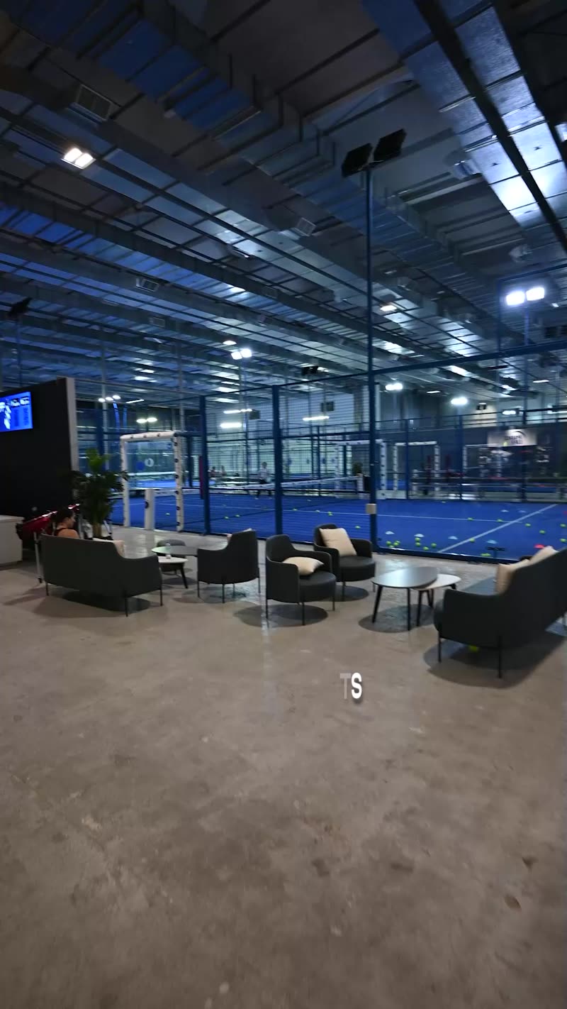 Lounge y recepción de un club de pádel indoor